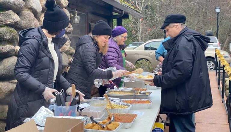 Servers serve up food. Ashland.news photo by Holly Dillemuth
