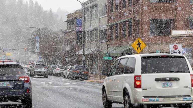 Snow comes down on traffic on Lithia Way Tuesday. Bob Palermini photo/palermini.com