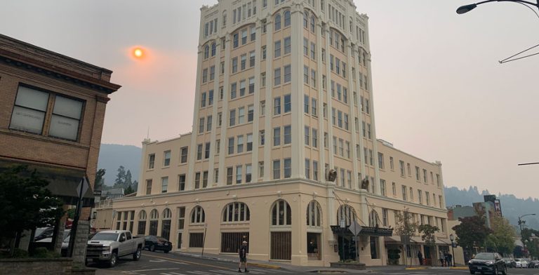 A smoke-reddened sun glares over the Ashland Springs Hotel in September 2023 at a time when the AQI index was at about 180. Ashland.news photo by Bert Etling