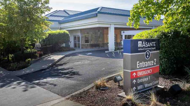 The upper entrance to Asante Ashland Community Hospital on Maple Street. Ashland.news photo by Bob Palermini