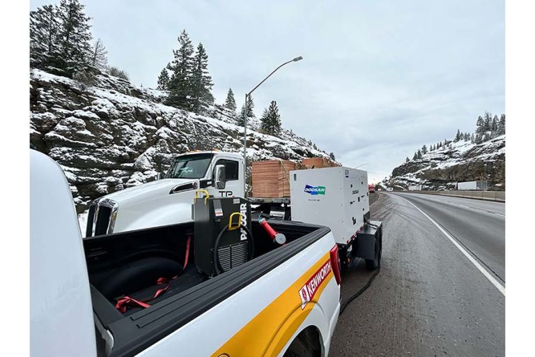 A mobile diesel generator recharges an electric truck that stalled atop the Siskiyou Summit. The truck failed to complete a round-trip test run between the Rogue Valley and Yreka, California. TP Trucking & Logistics photo