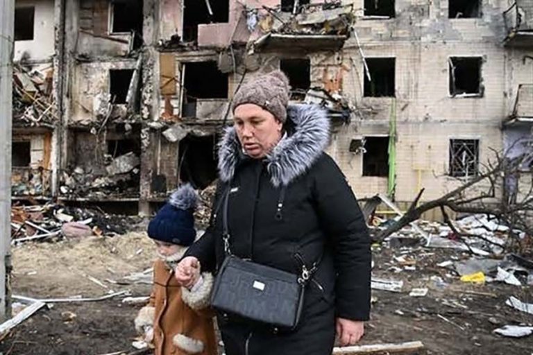 A woman and child walk amid devastation from the war in Ukraine. Photo from wi.tasnimnews.com
