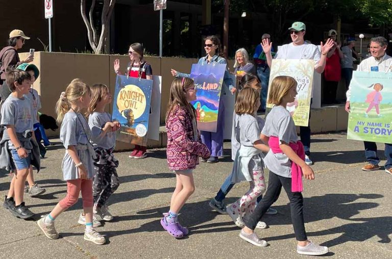 First-graders wearing Ashland Reads T-shirts arrive at Ashland High School for the Ashland Reads event on May 7.
Julia Sommer photo